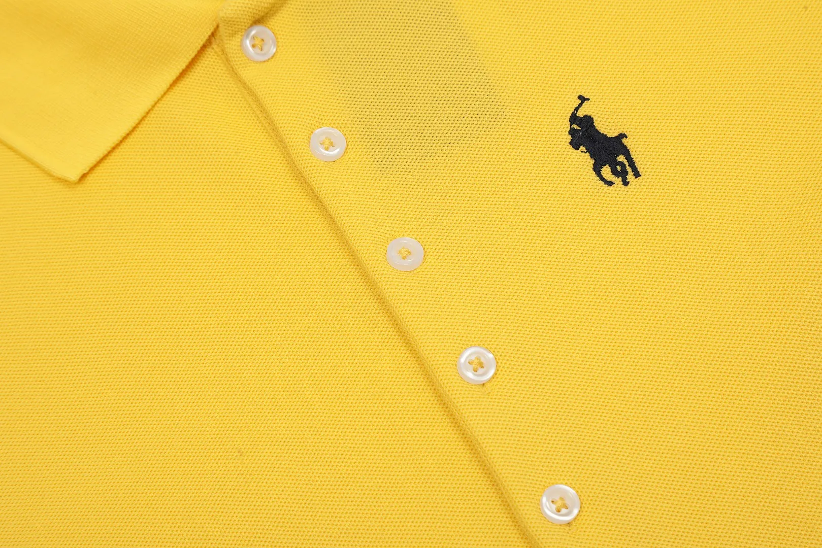 🅿️152 Top quality" Style number: DS004# (not off the shelves all year round) [Ralph Lauren classic pony embroidered lapel women's slim fit POLO short sleeves] ✅Ralph Lauren Ralph Lauren classic basic women's all-match slim fit POLO short sleeves ✅Main supplier platform live broadcast Wholesale entities Replenish when out of stock Not off the shelves ✅ZP quality 1:1 version Scan the code to enter the GF website Z cabinet quality ✅Details and quality are the only one in Guangzhou. Imported pique fabrics focus on high-end and cost-effective. Needless to say good quality. ✅The version is restored to the original order. The maximum size can be worn up to 130 pounds. Loose, comfortable and stress-free.
